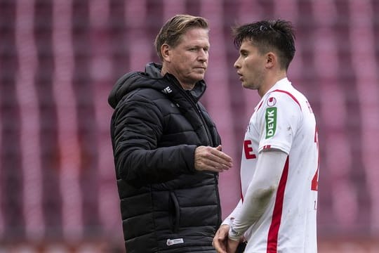 Steht nach der Heimniederlage gegen Gladbach in der Kritik: Kölns Trainer Markus Gisdol (l) tröstet Elvis Rexhbecaj nach dem Spiel.