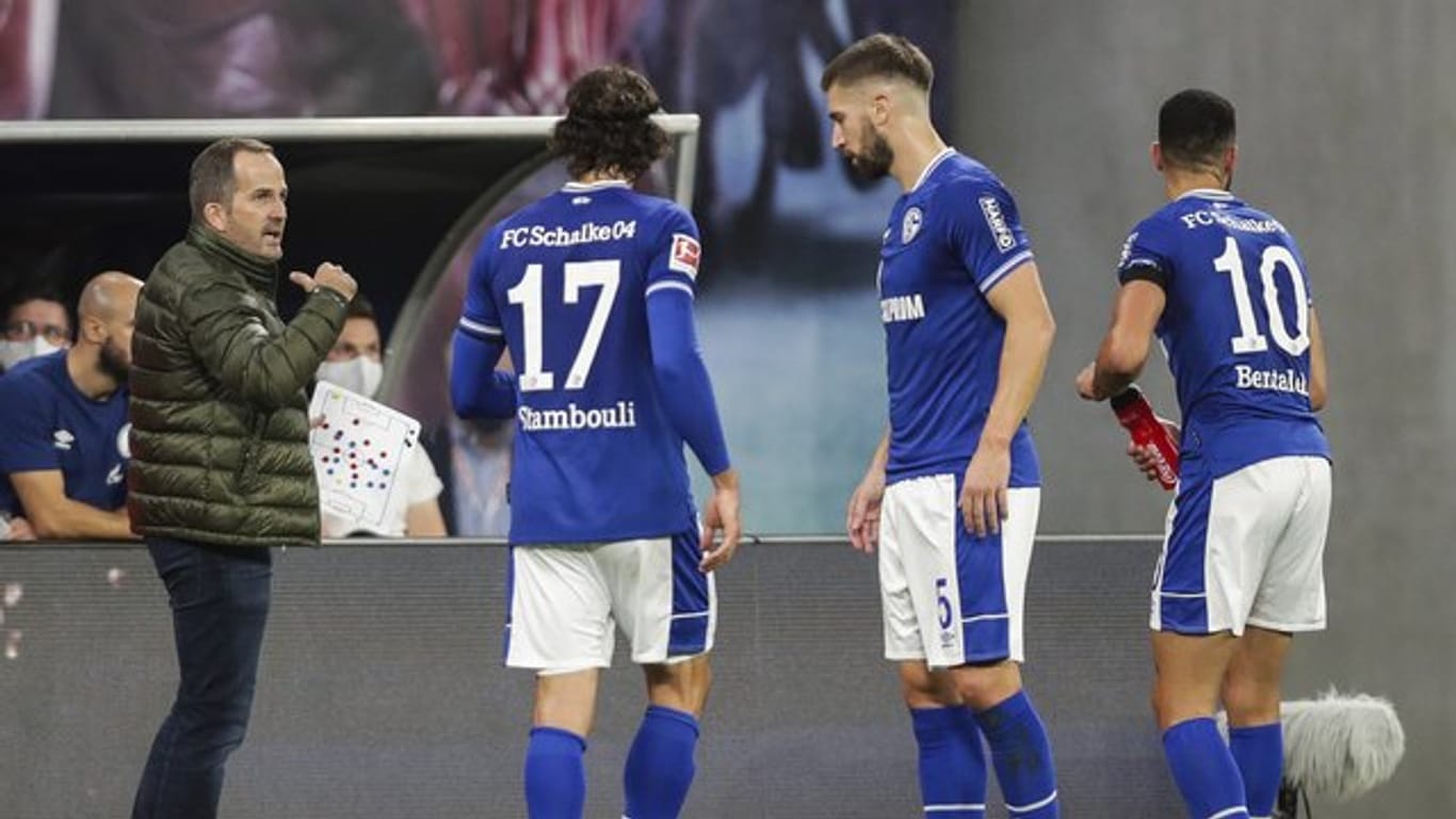 Muss beim FC Schalke 04 für neues Selbstvertrauen sorgen: Trainer Manuel Baum (l) spricht an der Seitenlinie zu den Spielern.
