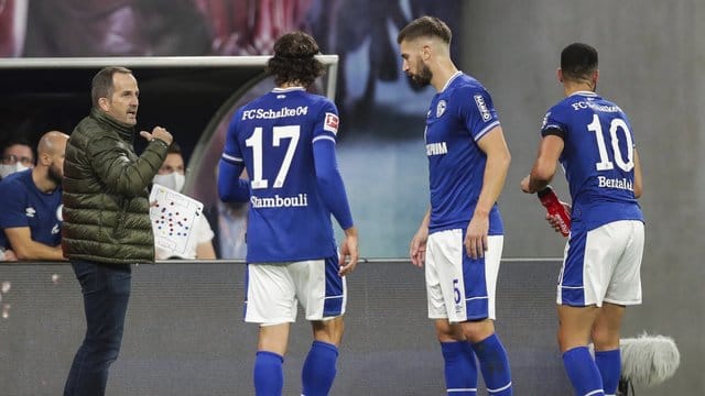 Muss beim FC Schalke 04 für neues Selbstvertrauen sorgen: Trainer Manuel Baum (l) spricht an der Seitenlinie zu den Spielern. Muss beim FC Schalke 04 für neues Selbstvertrauen sorgen: Trainer Manuel Baum (l) spricht an der Seitenlinie zu den Spielern.