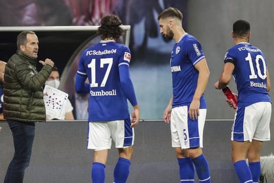 Muss beim FC Schalke 04 für neues Selbstvertrauen sorgen: Trainer Manuel Baum (l) spricht an der Seitenlinie zu den Spielern.