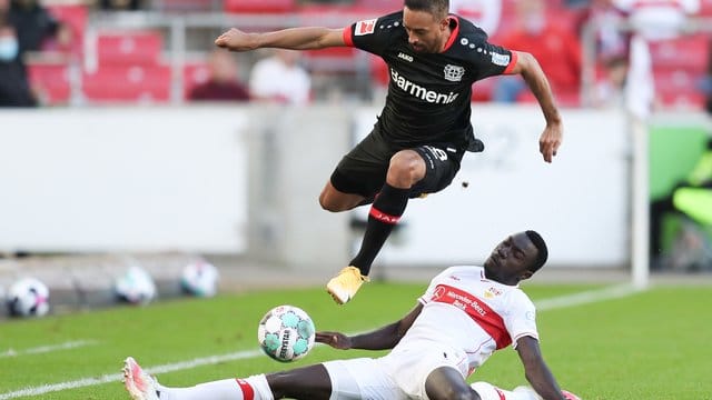 Leitete mit einer unnötigen Aktion den Ausgleich für den Gastgeber ein: Leverkusens Karim Bellarabi (oben). Leitete mit einer unnötigen Aktion den Ausgleich für den Gastgeber ein: Leverkusens Karim Bellarabi (oben).