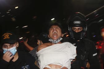 Israelische Polizeibeamte verhaften einen Demonstranten bei einem Protest gegen Sperrmaßnahmen, die ihrer Meinung nach darauf abzielen, die Proteste gegen Israels Premierminister Netanjahu einzudämmen.