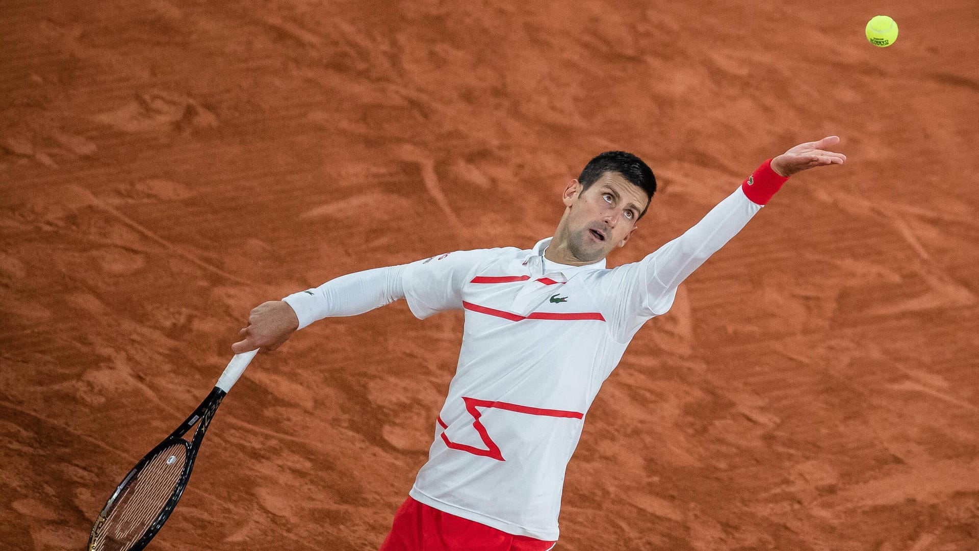 Novak Djokovic beim Aufschlag: Der Serbe hat 17 Grand-Slam-Titel gewonnen.