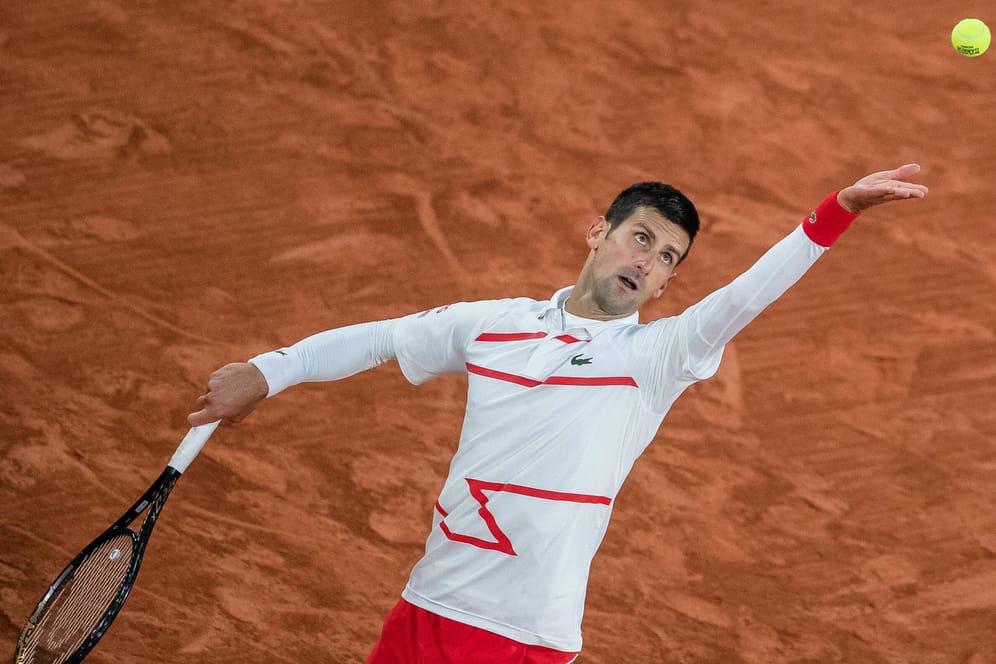 Novak Djokovic beim Aufschlag: Der Serbe hat 17 Grand-Slam-Titel gewonnen.