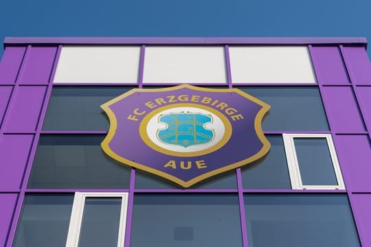 Weil zwei Spieler positiv auf das Coronavirus getestet wurden musste das Team von Aue unverzüglich heimreisen.