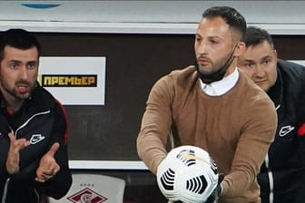 Spartaks Trainer Domenico Tedesco (M) reagiert an der Seitenlinie.