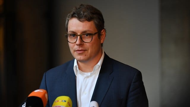 Robert-Martin Montag (FDP) gibt ein Pressestatement