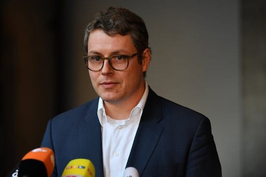 Robert-Martin Montag (FDP) gibt ein Pressestatement