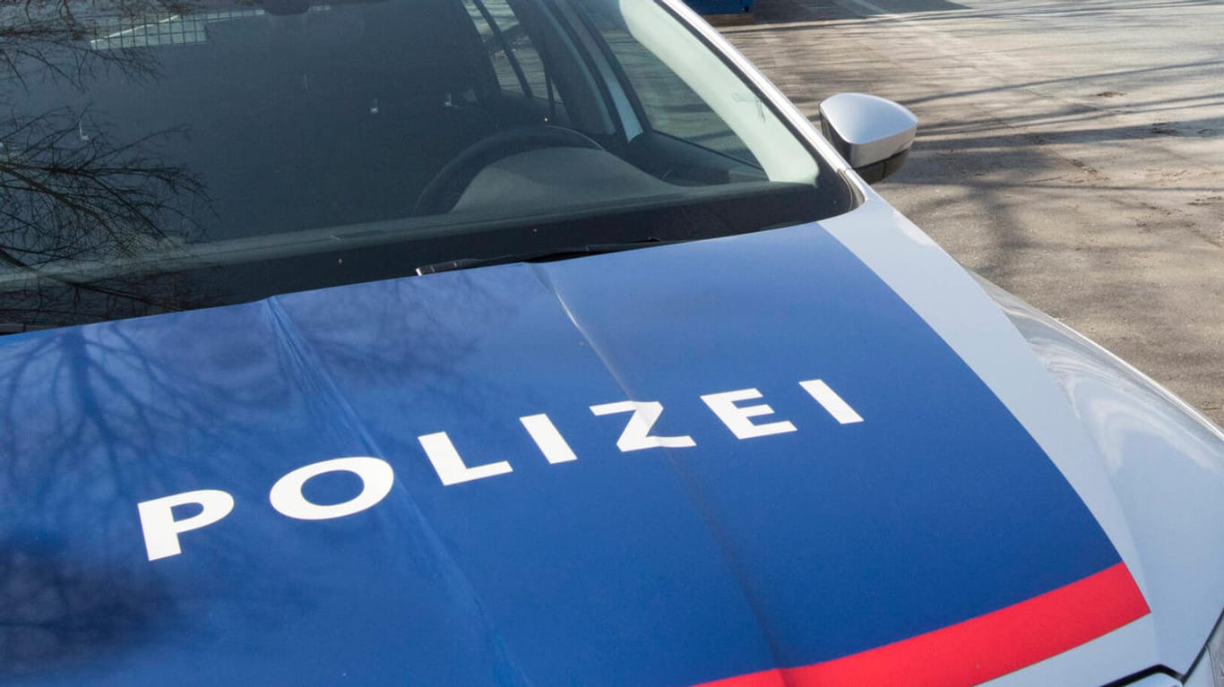 Österreichisches Polizeifahrzeug (Symbolbild): Ein umstürzender Baum hat eine Vierjährige erschlagen.