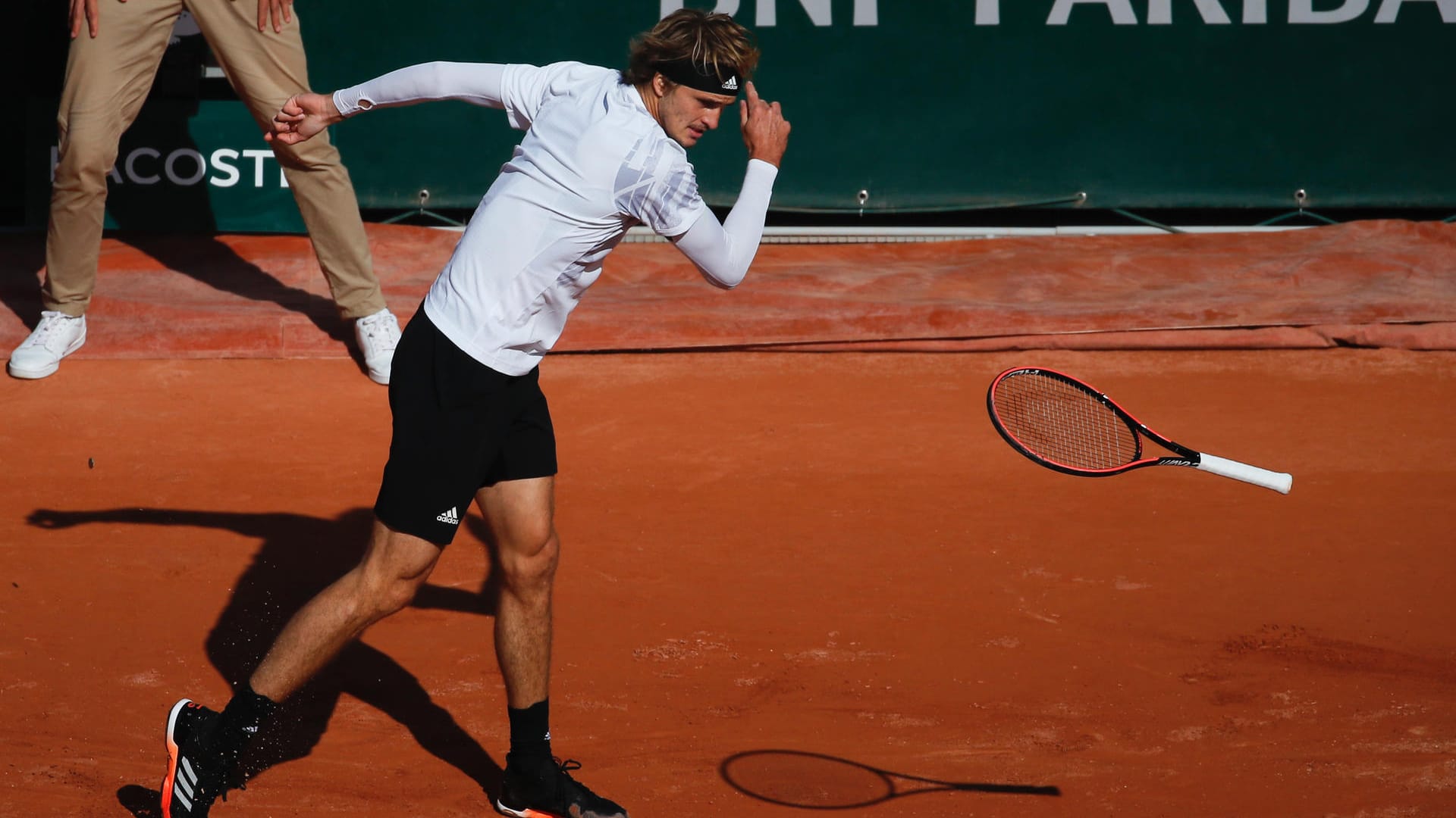 Alexander Zverev wirft seinen Schläger: Im Achtelfinale unterliefen ihm zu viele Fehler.