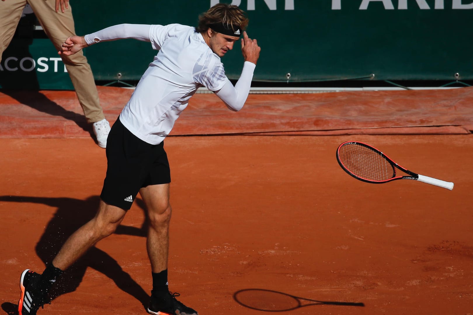 Alexander Zverev wirft seinen Schläger: Im Achtelfinale unterliefen ihm zu viele Fehler.