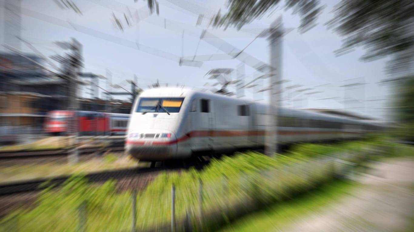 Intercity Zug der DB passiert den Hauptbahnhof in Wolfsburg (Symbolbild): Ein Schaffner ist in einer Bahn attackiert worden.
