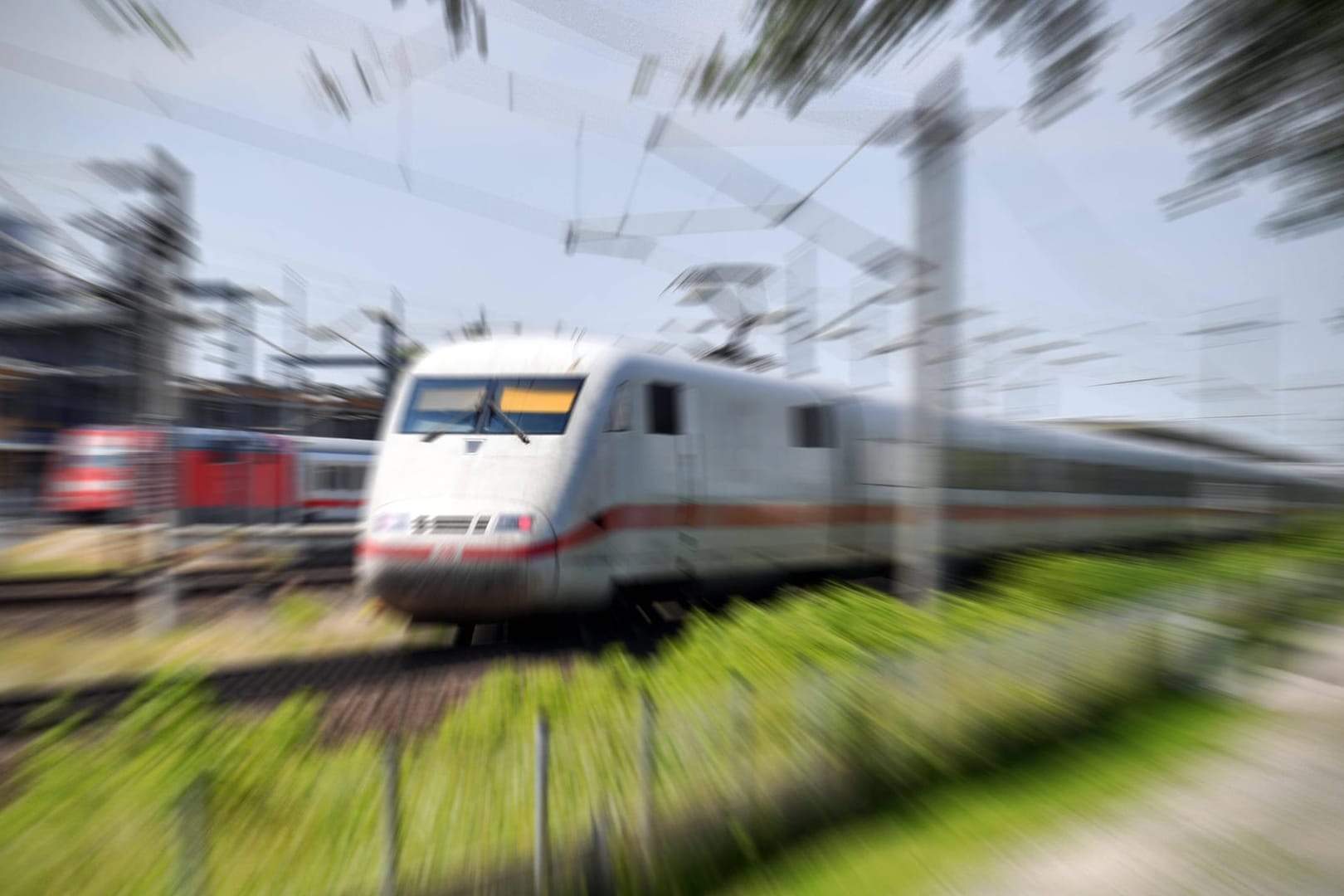 Intercity Zug der DB passiert den Hauptbahnhof in Wolfsburg (Symbolbild): Ein Schaffner ist in einer Bahn attackiert worden.