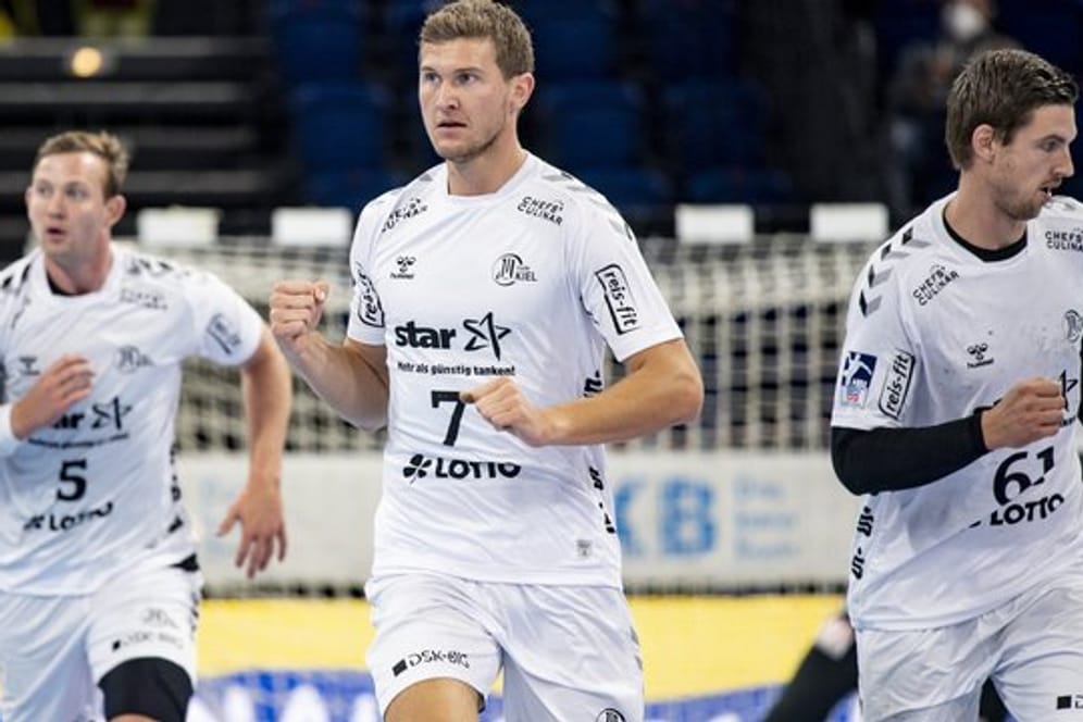 Kiels Sander Sagosen (l-r), Magnus Landin und Hendrik Pekeler feiern einen Treffer.