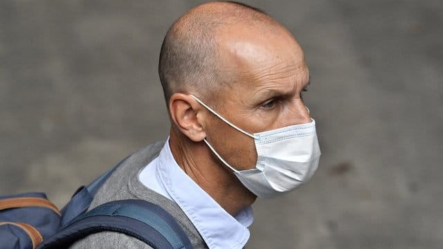 Heiko Herrlich, Trainer vom FC Augsburg, ist mit einer Nasen-Mund-Bedeckung unterwegs. Heiko Herrlich, Trainer vom FC Augsburg, ist mit einer Nasen-Mund-Bedeckung unterwegs.