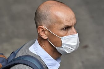 Heiko Herrlich, Trainer vom FC Augsburg, ist mit einer Nasen-Mund-Bedeckung unterwegs.