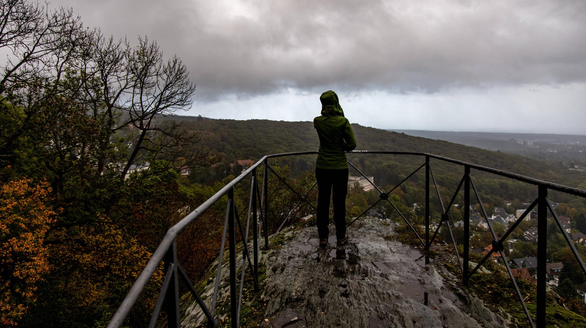 Dunkle Wolken über dem Dettweiler Tempel in Königstein (Hessen): Zu Wochenbeginn wird das Wetter fast überall in Deutschland trüb und regnerisch.