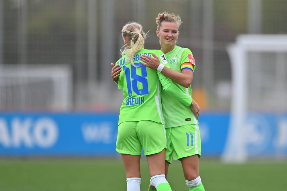 Karina Saevik und Alexandra Popp jubeln: Die Wolfsburgerinnen holten einen Auswärtssieg.