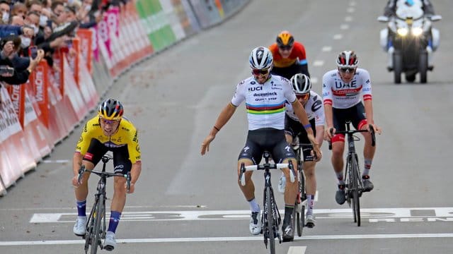 Der Slowene Primoz Roglic (l) setzte sich bei Lüttich-Bastogne-Lüttich auf den letzten Metern gegen Julian Alaphilippe durch.