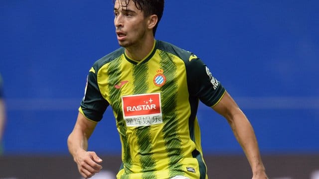 Der FC Bayern München hat den spanischen defensiven Mittelfeldspieler Marc Roca verpflichtet. Der FC Bayern München hat den spanischen defensiven Mittelfeldspieler Marc Roca verpflichtet.
