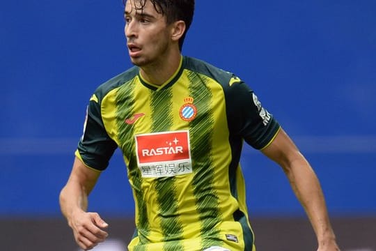 Der FC Bayern München hat den spanischen defensiven Mittelfeldspieler Marc Roca verpflichtet.