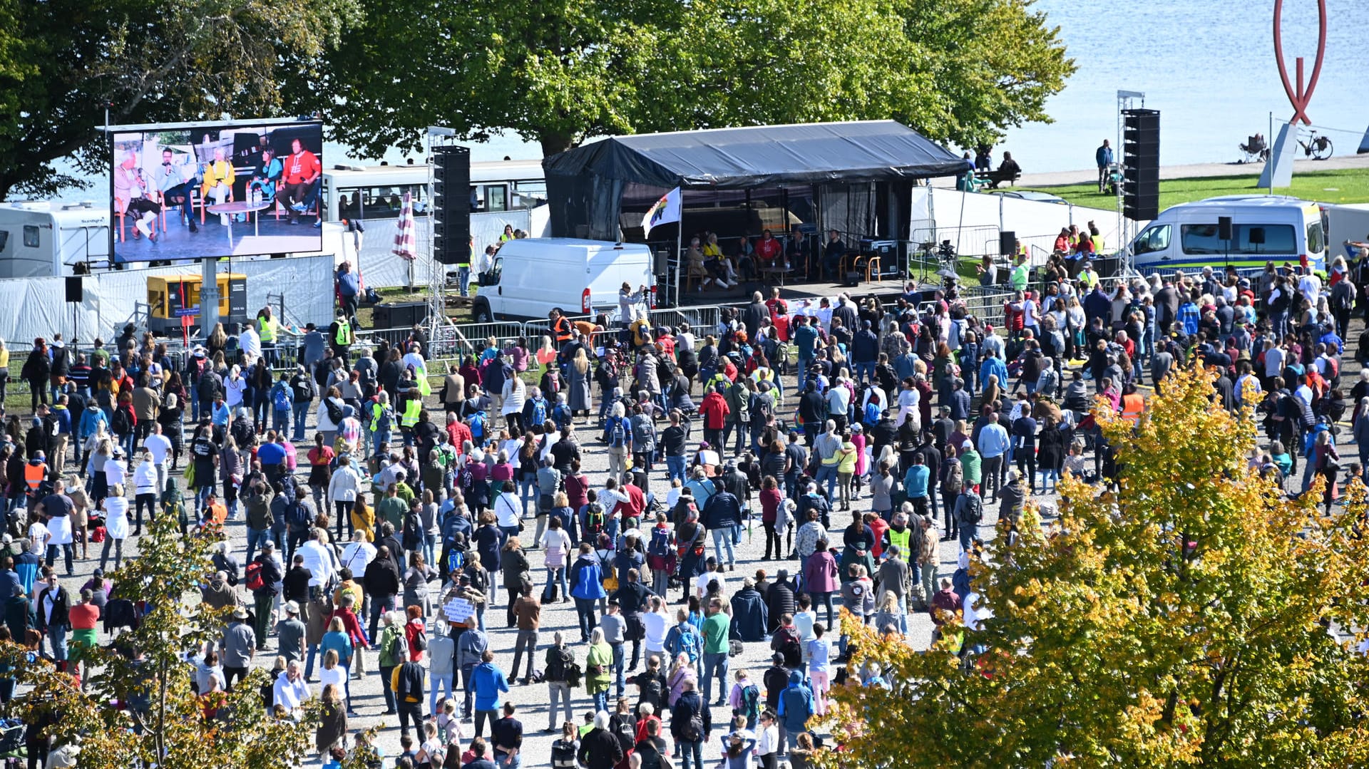 Konstanz: Teilnehmer der Demonstration der Querdenker stehen auf einem Platz bei einer Kundgebung am Ufer des Bodensees.