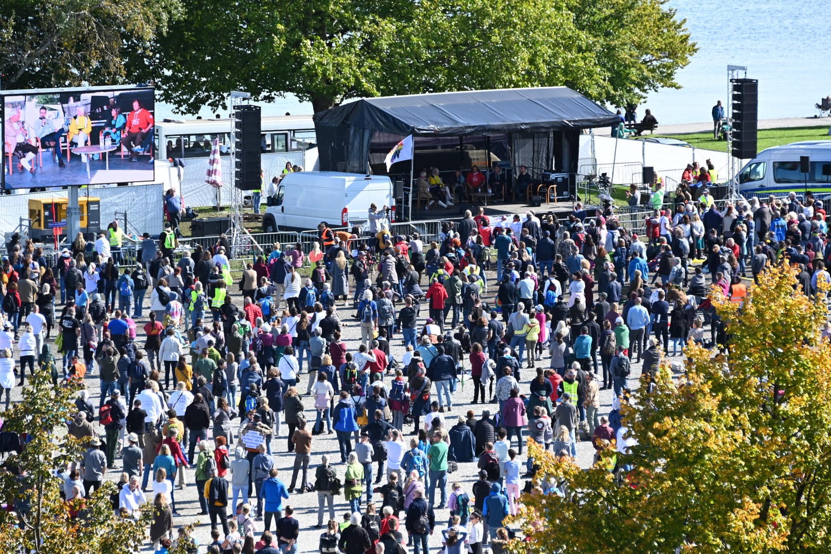 Konstanz: Teilnehmer der Demonstration der Querdenker stehen auf einem Platz bei einer Kundgebung am Ufer des Bodensees.