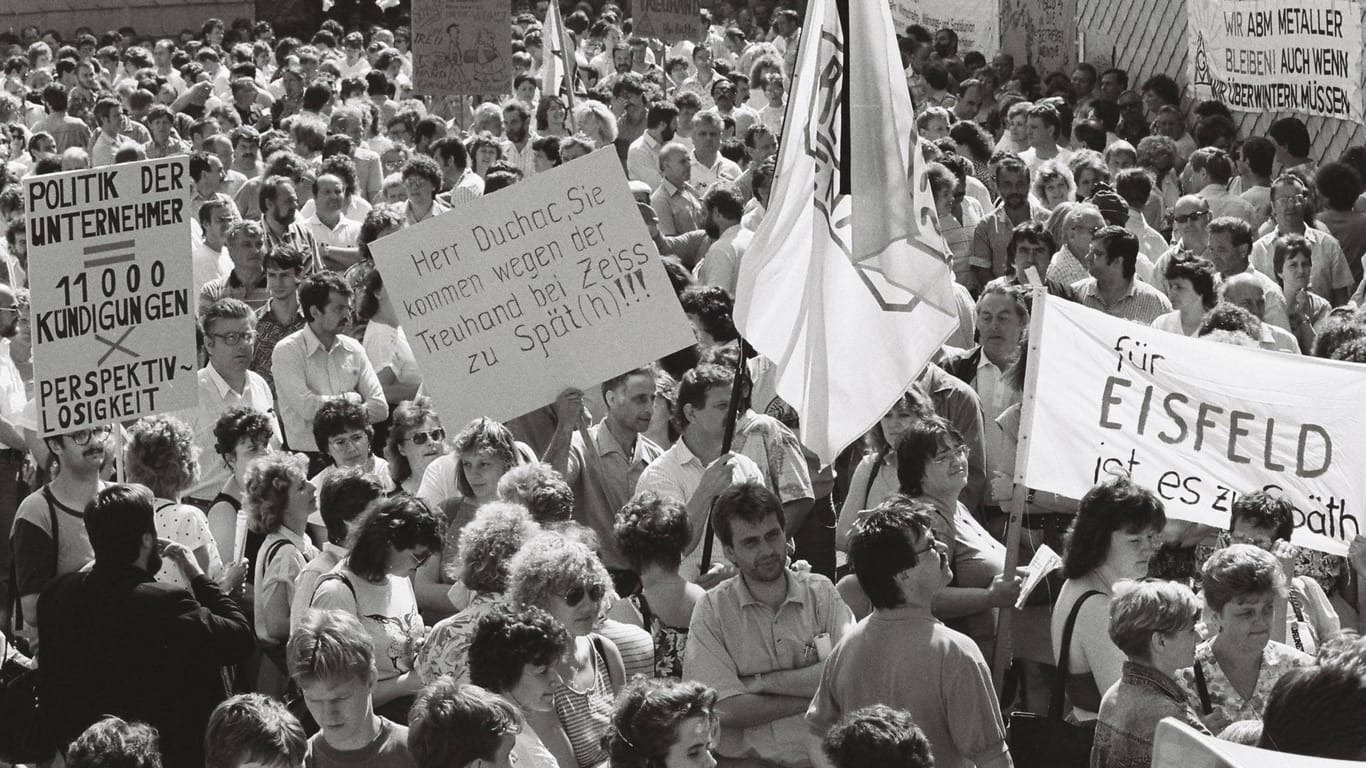 Demonstration gegen die Treuhand in Suhl, Thüringen im Juli 1991: Hunderttausende Menschen verloren im Osten Deutschlands nach der Wiedervereinigung ihre Arbeit.