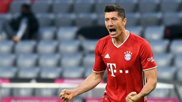 Münchens Robert Lewandowski bejubelt sein Tor zum 1:0 - und trifft anschließend weitere drei Mal. Münchens Robert Lewandowski bejubelt sein Tor zum 1:0 - und trifft anschließend weitere drei Mal.