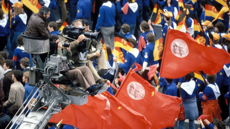 Blau-rotes Meer: FDJler bei einer Parade zur Feier des 40. Jahrestages der DDR am 7. Oktober 1989. 2,3 Millionen Mitglieder hatte die FDJ vor dem Zusammenbruch der DDR.