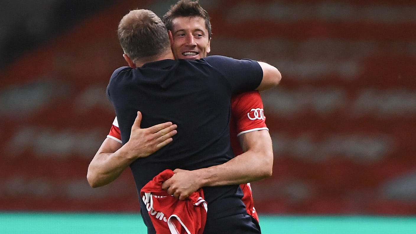 Hansi Flick mit Vierfachtorschütze Robert Lewandowski.