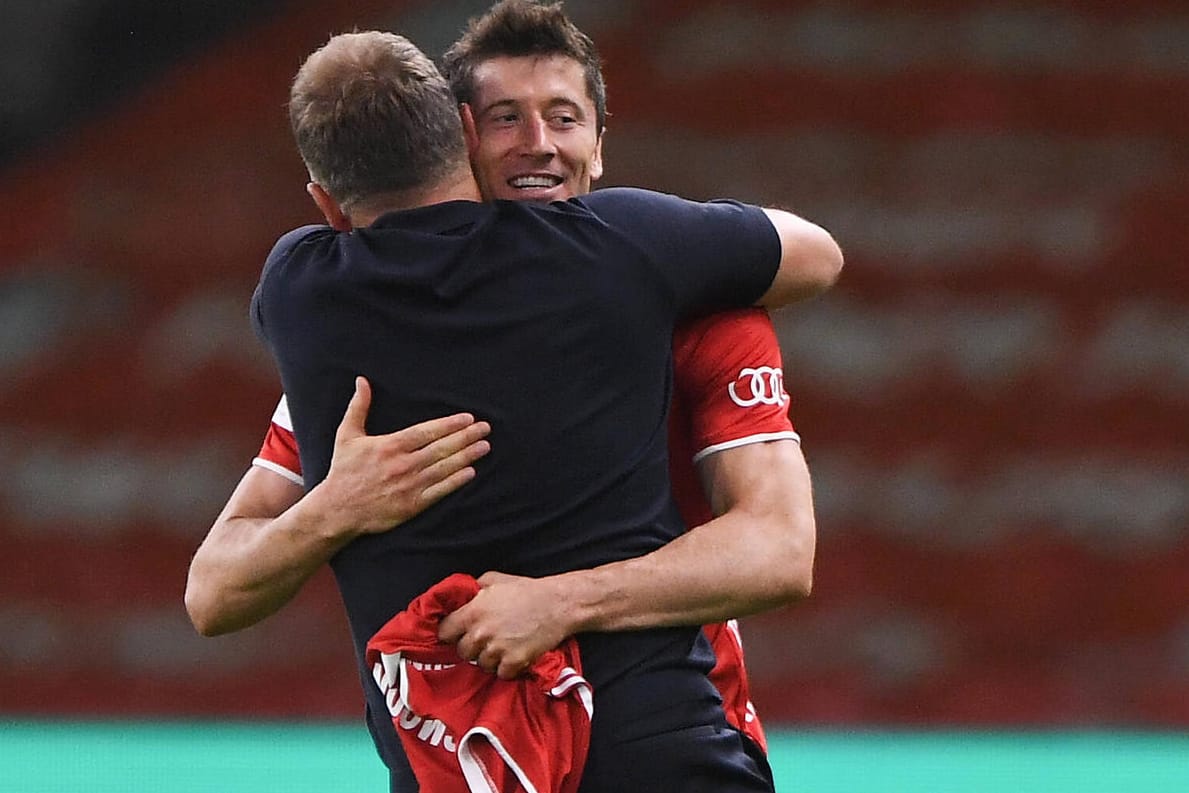 Hansi Flick mit Vierfachtorschütze Robert Lewandowski.