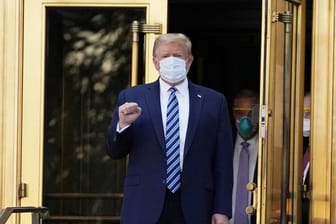 Donald Trump verlässt das Walter Reed Militärkrankenhaus.