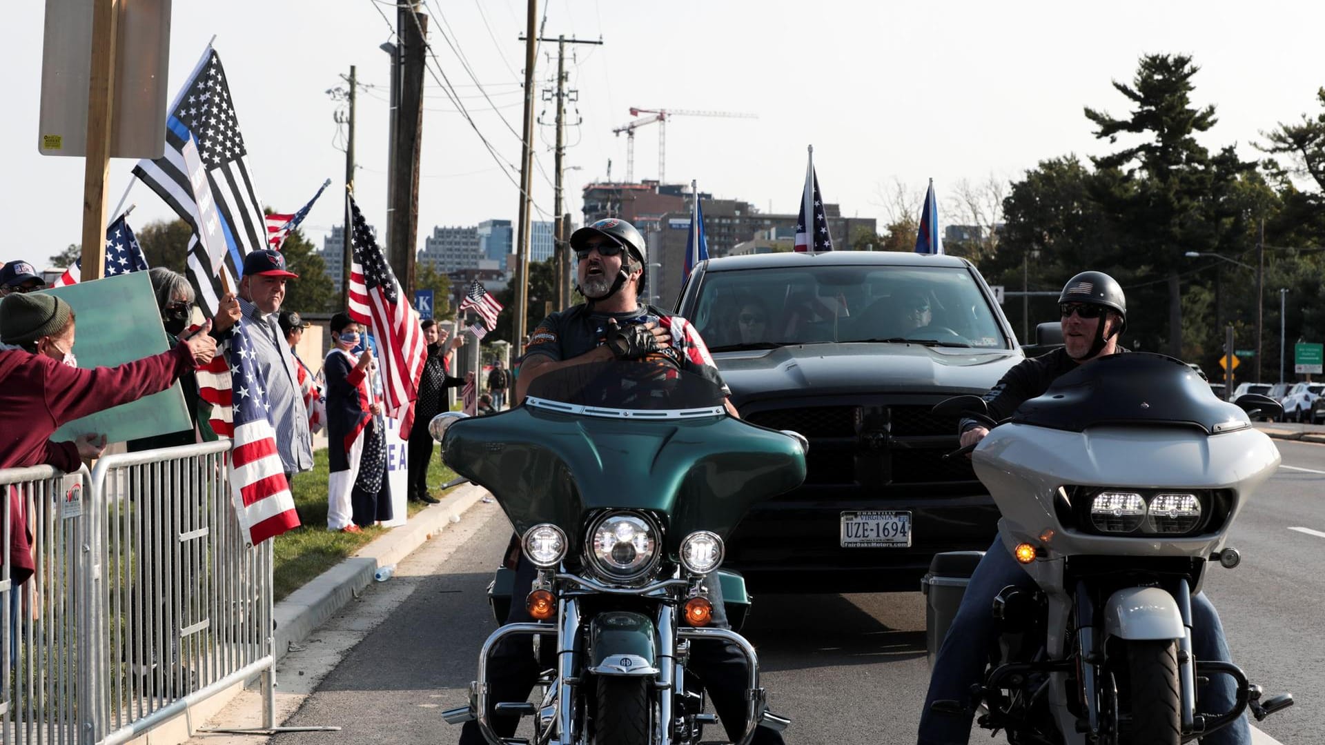 Trump-Fans jubeln vor der Klinik: Der US-Präsident hat seinen Anhängern aus dem Auto heraus zugewunken.