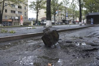 Das nicht explodierte Projektil eines Raketenwerfers steckt nach dem Beschuss durch die aserbaidschanische Artillerie in einer Straße in Stepanakert.