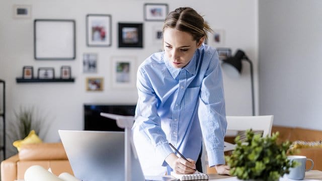 Keine neuen Ideen? Mit einem Reizwort oder Reizgegenstand kann man der Kreativität im Homeoffice auf die Sprünge helfen.