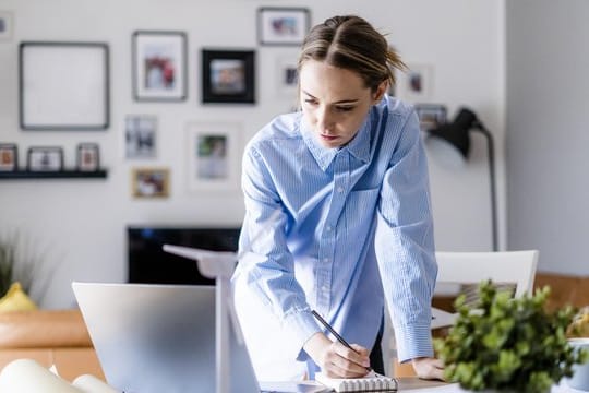 Keine neuen Ideen? Mit einem Reizwort oder Reizgegenstand kann man der Kreativität im Homeoffice auf die Sprünge helfen.