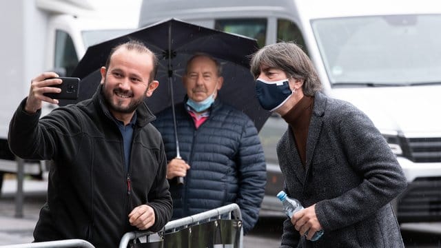 Alles auf Abstand: Bundestrainer Joachim Löw bei der Ankunft der Nationalmannschaft in Köln.