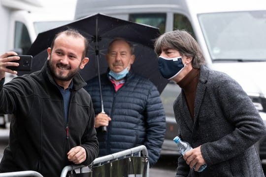 Alles auf Abstand: Bundestrainer Joachim Löw bei der Ankunft der Nationalmannschaft in Köln.