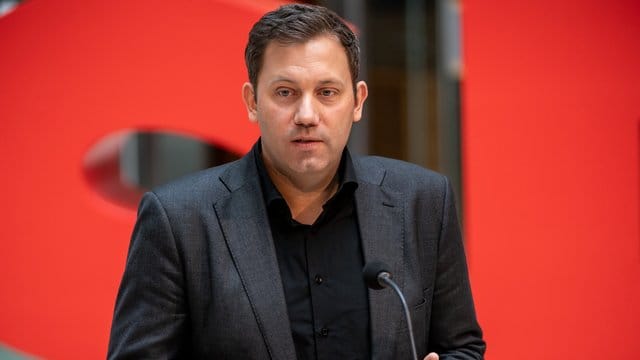 Lars Klingbeil fordert eine stärkere Berücksichtigung des Einkommens bei den Pflegekosten.