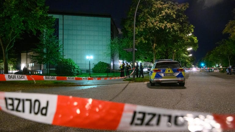 Angriff nahe der Hamburger Synagoge: Ein 29-Jähriger im Tarnanzug hat am Sonntagnachmittag einen jüdischen Studenten vor der Hamburger Synagoge mit einem Klappspaten angegriffen und erheblich verletzt.