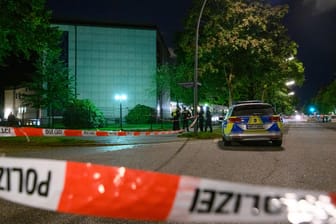 Angriff nahe der Hamburger Synagoge: Ein 29-Jähriger im Tarnanzug hat am Sonntagnachmittag einen jüdischen Studenten vor der Hamburger Synagoge mit einem Klappspaten angegriffen und erheblich verletzt.