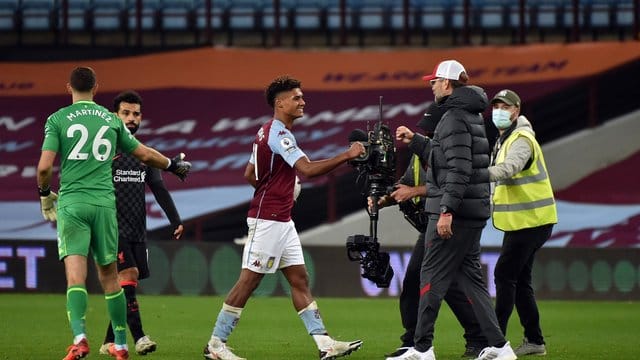 Jürgen Klopp, Trainer von FC Liverpool, gratuliert Ollie Watkins von Aston Villa. Jürgen Klopp, Trainer von FC Liverpool, gratuliert Ollie Watkins von Aston Villa.