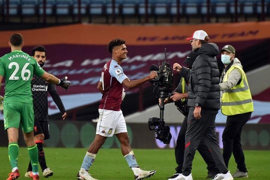 Jürgen Klopp, Trainer von FC Liverpool, gratuliert Ollie Watkins von Aston Villa.