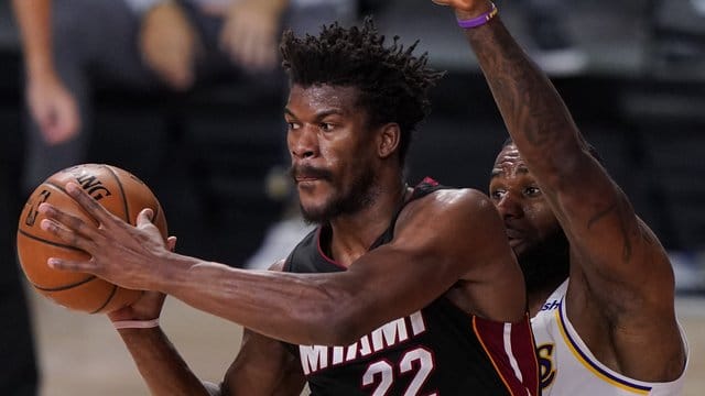 Jimmy Butler (l) führte Miami mit einer überragenden Leistung zum Sieg.