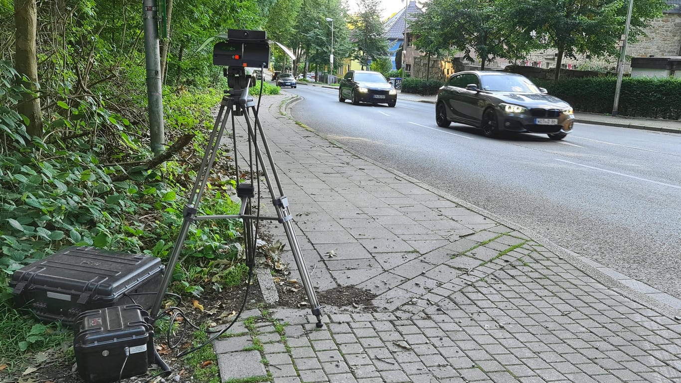 PKWs in einer mobilen Radarfalle an einer Strasse (Symbolbild): In Köln finden Geschwindigkeitsüberwachungen statt.