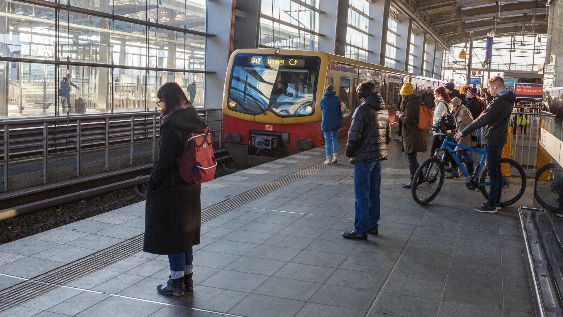 S-Bahn Zug der Berliner S-Bahn fährt ein (Archivbild): Wegen eines Kabelbrandes kommt es zu Ausfällen. S-Bahn Zug der Berliner S-Bahn fährt ein (Archivbild): Wegen eines Kabelbrandes kommt es zu Ausfällen.