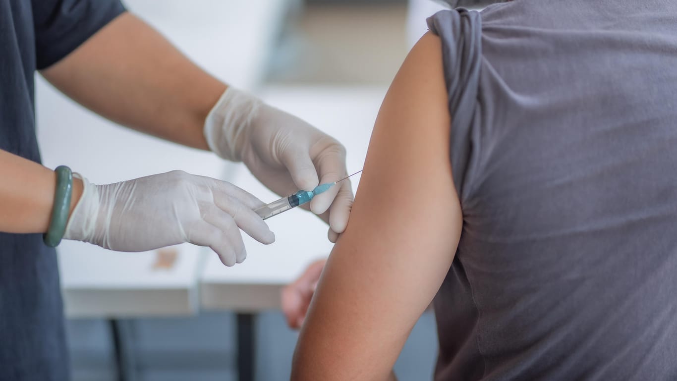 Impfung: Nach dem Injizieren des Corona-Impfstoffs soll in Human-Challenge-Trials der Proband absichtlich mit dem Virus infiziert werden. (Symbolbild)