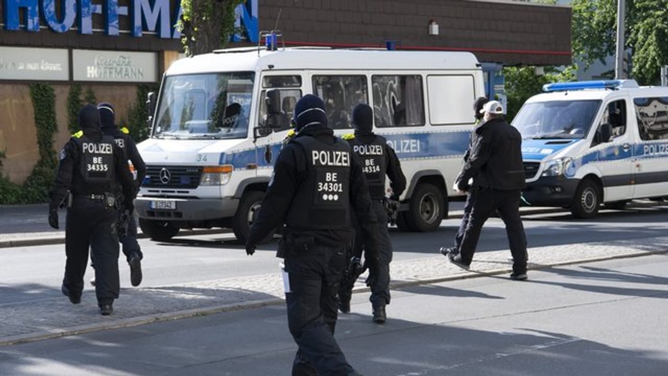 Berliner Polizisten während einer Razzia wegen des Handels mit Betäubungsmitteln (Archiv).