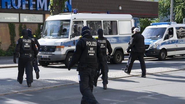 Berliner Polizisten während einer Razzia wegen des Handels mit Betäubungsmitteln (Archiv). Berliner Polizisten während einer Razzia wegen des Handels mit Betäubungsmitteln (Archiv).